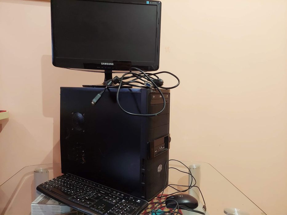 komputer, monitor, myszka oraz klawiatura