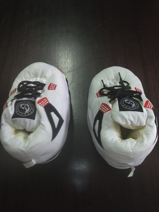 Pantufas em formato de sapatilha - NOVO