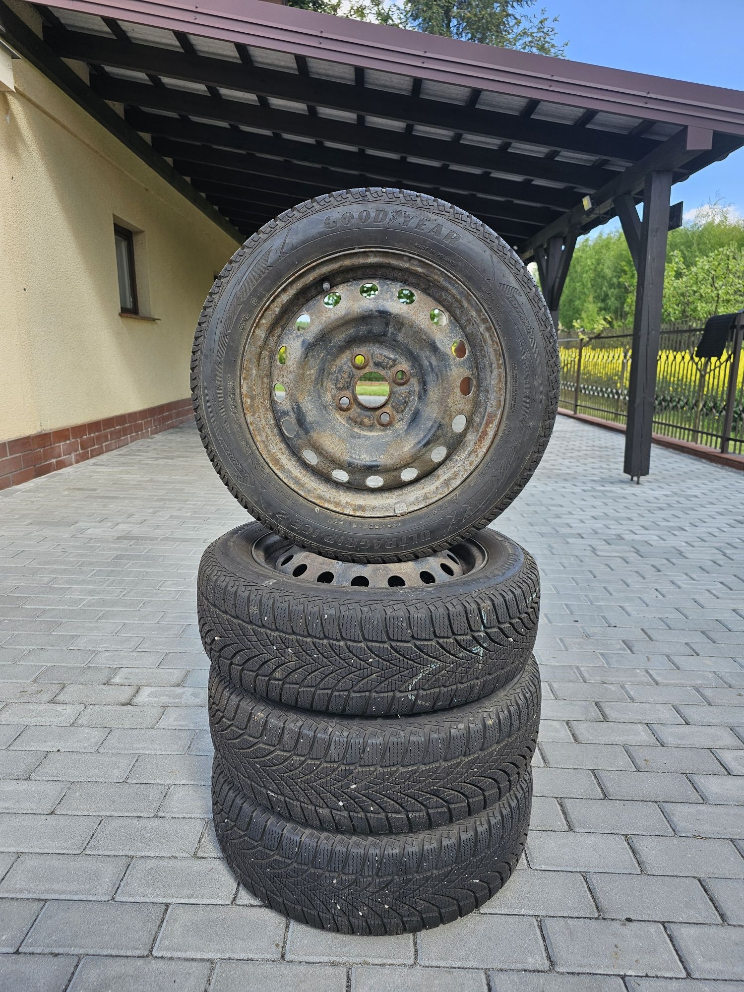 Opony zimowe Goodyear na stalowych felgach