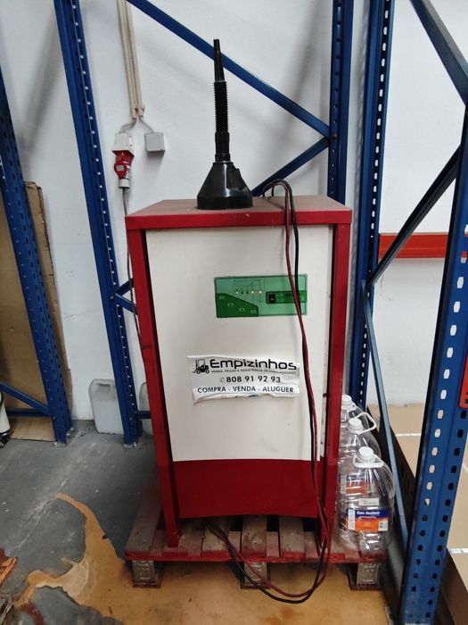 Empilhador Retrátil em Excelente Estado – Ideal para Armazéns e Logíst