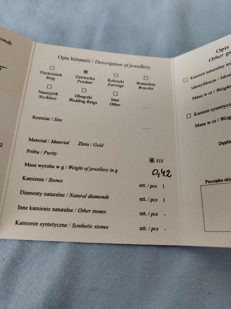 Złoty nowy pierścionek zareczynowy