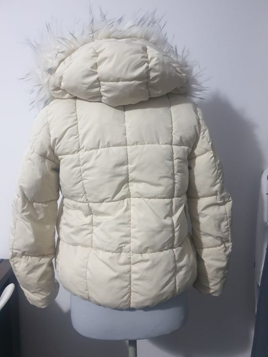 Bershka kurtka XS (34) ocieplana pikowana damska kremowa ecri futerko