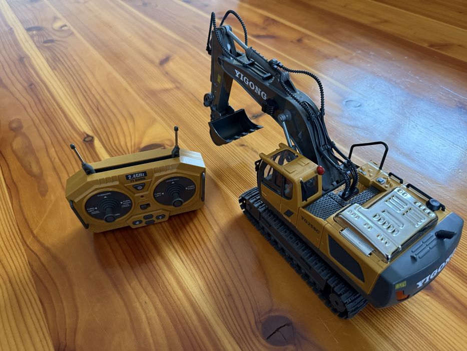 Zestaw 4 zdalnie sterowanych pojazdów budowlanych, nowe