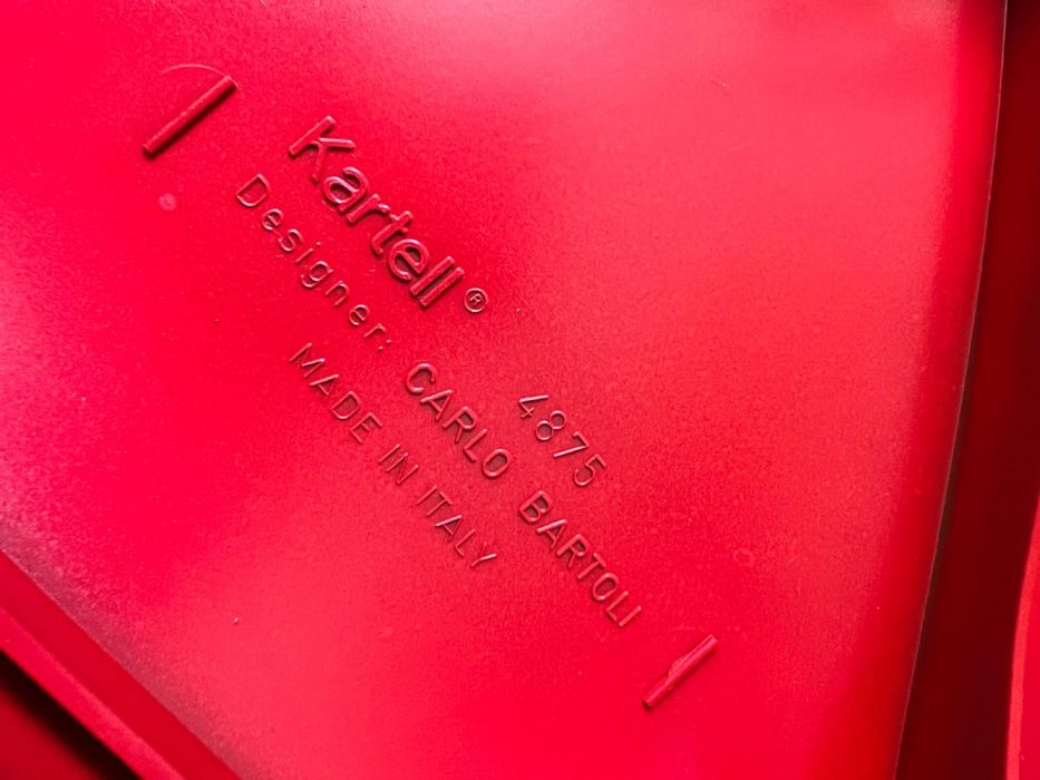 Cadeira Kartell 4875 em vermelho