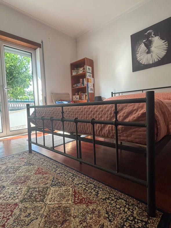 Cama de casal com mesas de cabeceira em bom estado