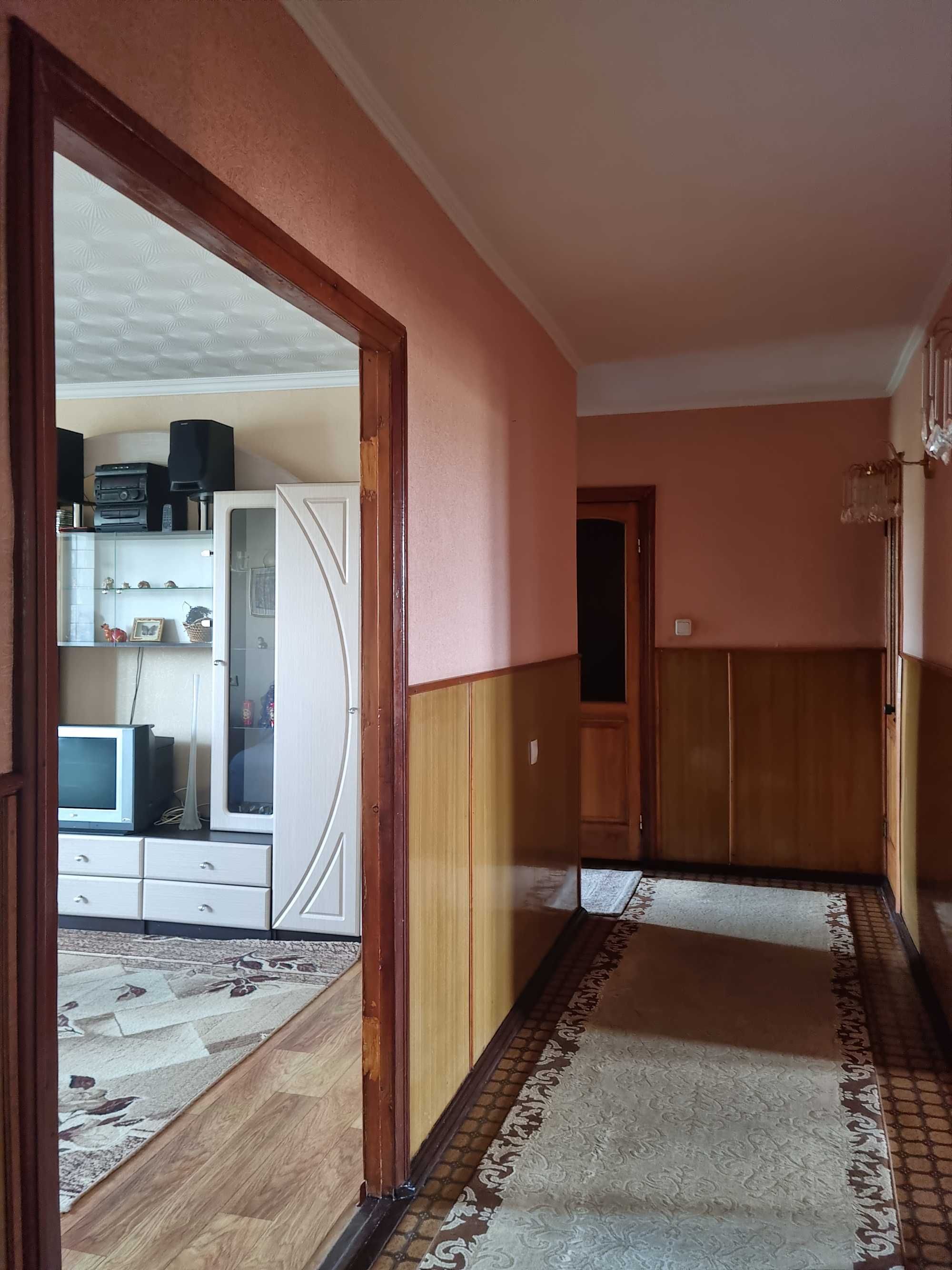 Срочно продам 3-х комнатную квартиру на 4-м микрорайоне с мебелью
