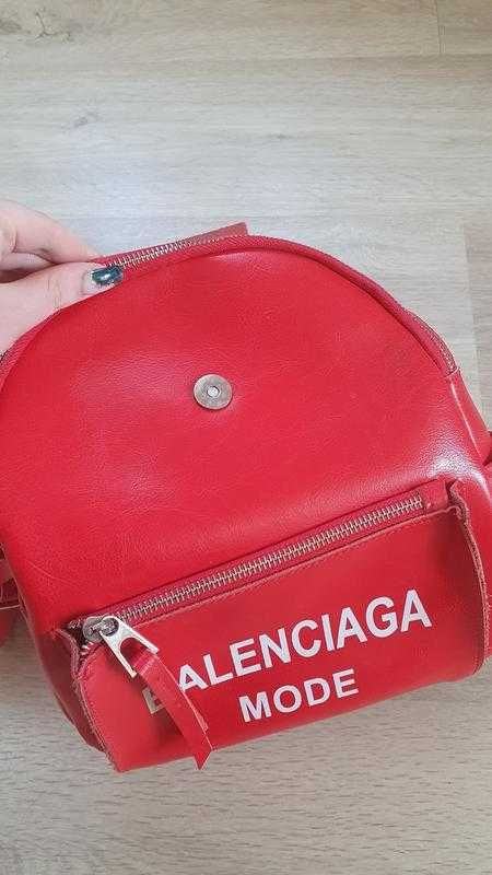 Красный кожанный рюкзак balenciaga