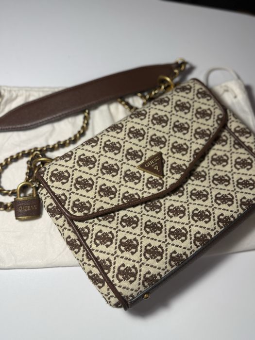 Монограмна сумка Guess