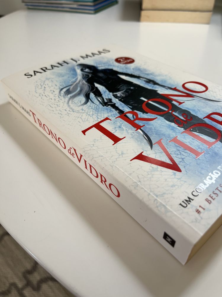 Primeiro livro da coleção “Trono de Vidro”