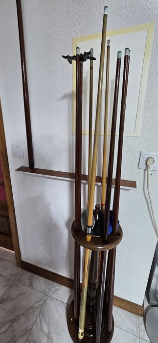 Mesa de bilhar com 2 jogos de bolas + 8 tacos + tasqueiro + triângulo