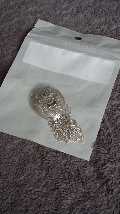 Sekretnik na dwa zdjęcia z łańcuszkiem