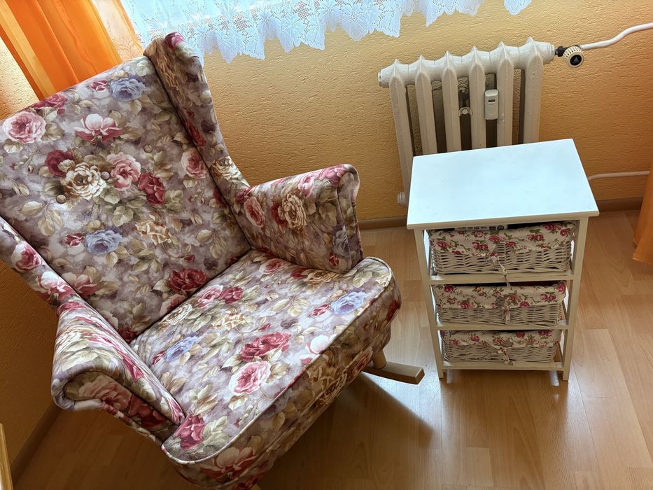 Fotel bujany uszak z podnóżkiem (róże)
