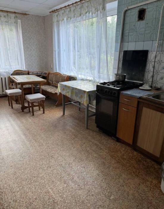 Здається будинок . Можна на місяць