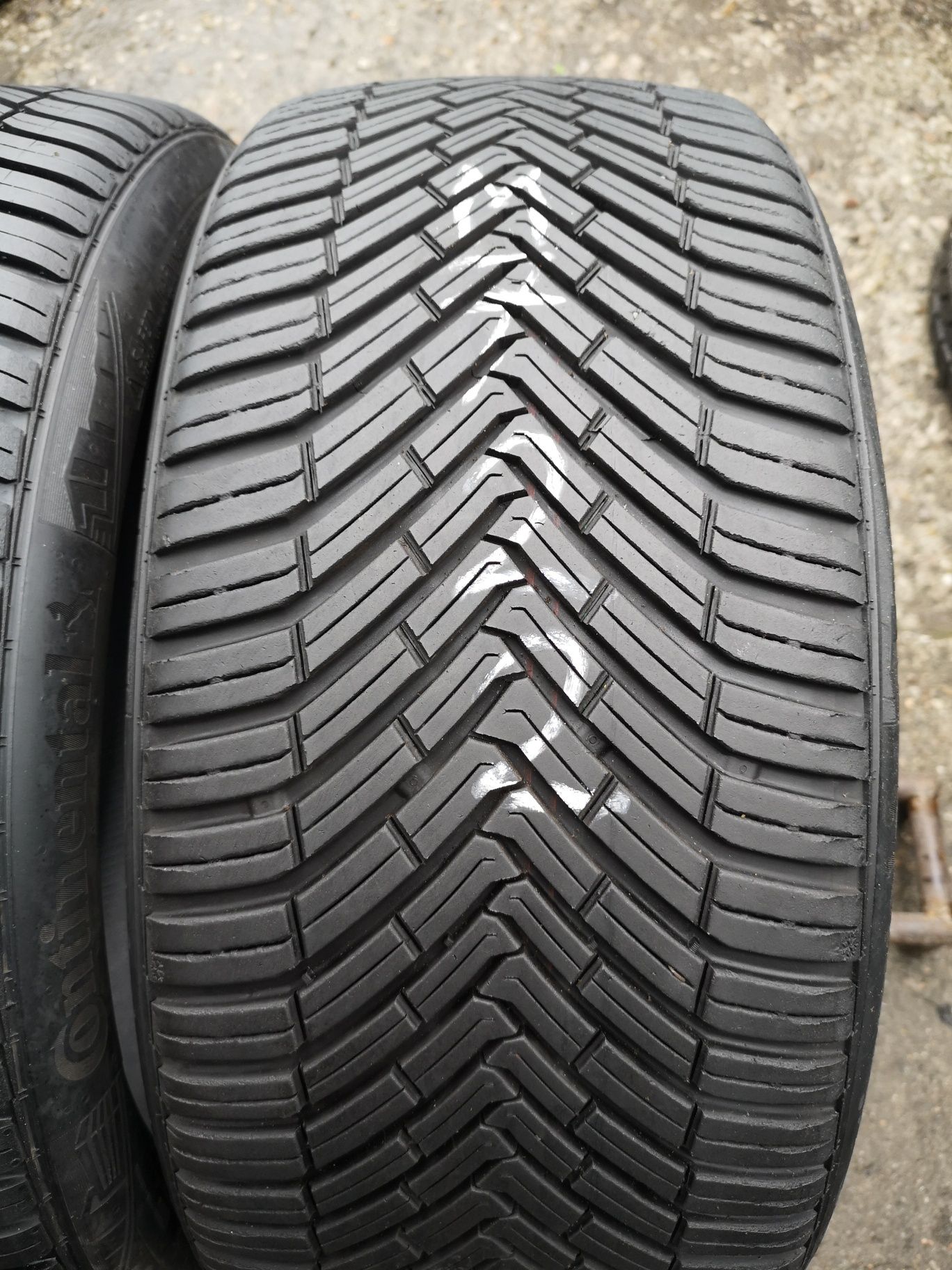 Opony wielosezonowe 235/35/19 Continental 2szt 6,8mm 2021r