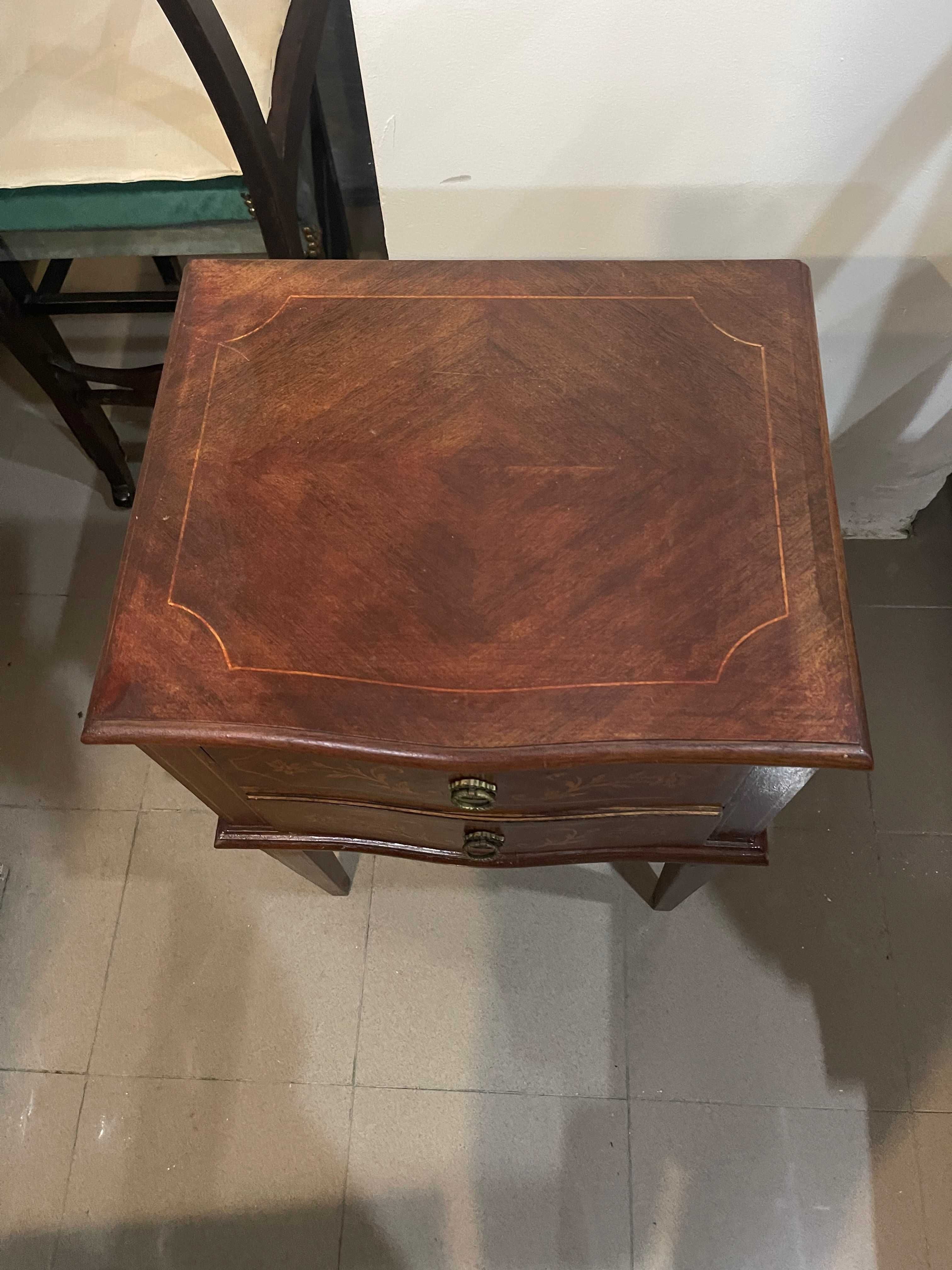 Mesinha de cabeceira vintage de madeira maciça em ótimo estado