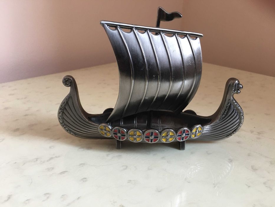 Макет старовинного вітрильного судна часів вікінгів "Драккар"