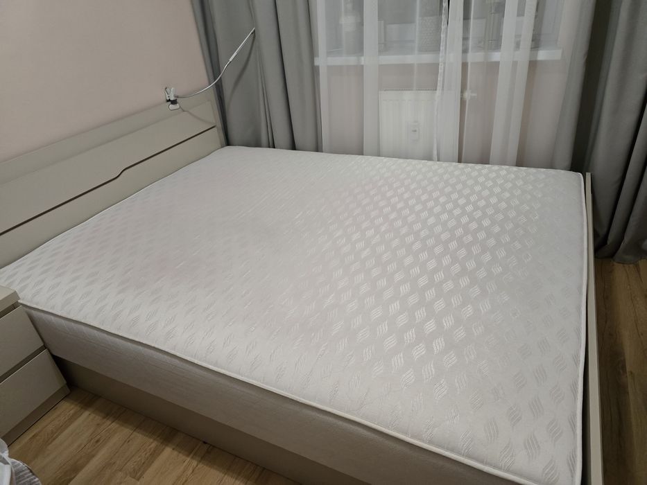 Łóżko z płyty 160x200 z dużym pojemnikiem i grubym, wygodnym materacem