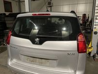 Szyba w klape klapy tyl peugeot 5008 I