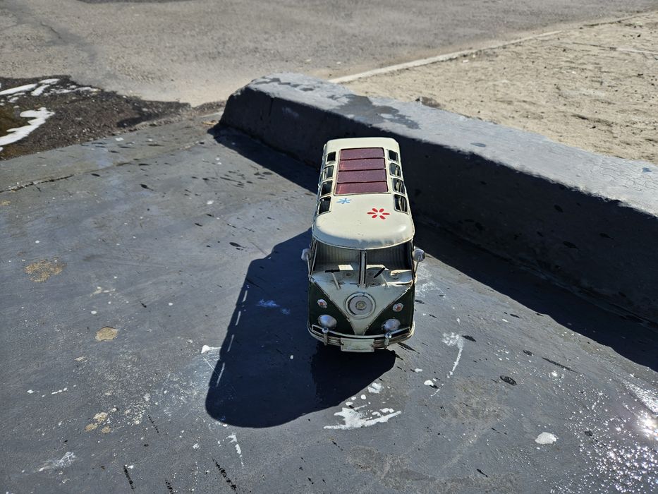 Metalowy samochód dekoracja retro