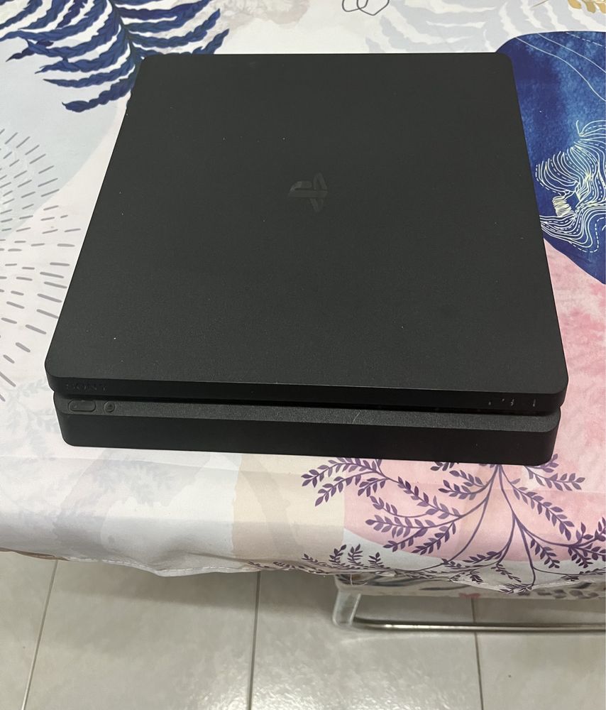 PlayStation 4 500GB com pouco tempo de uso