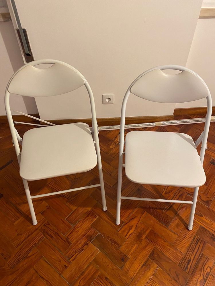 2 cadeiras brancas