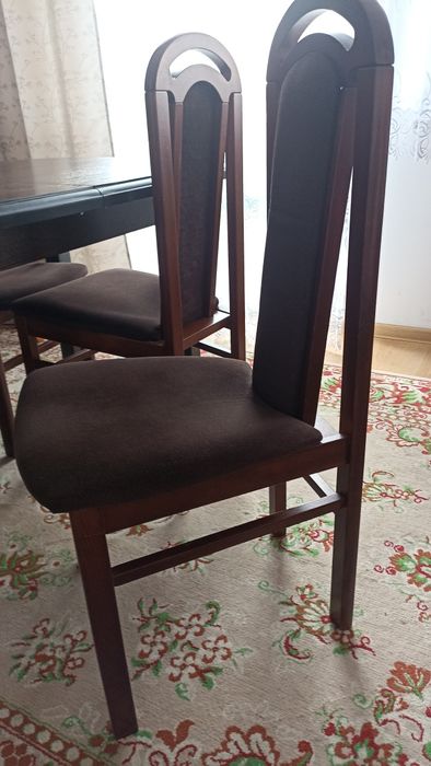 Stół z krzesłami - komplet