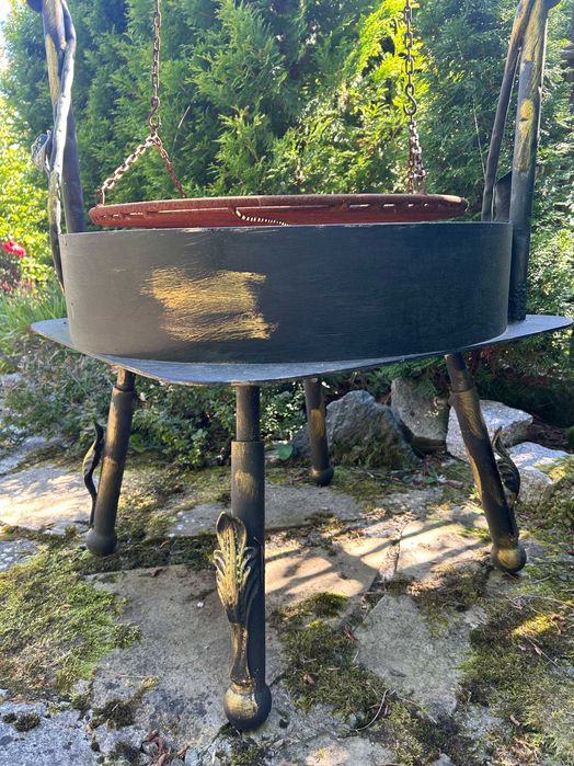 czarny grill ogrodowy węglowy