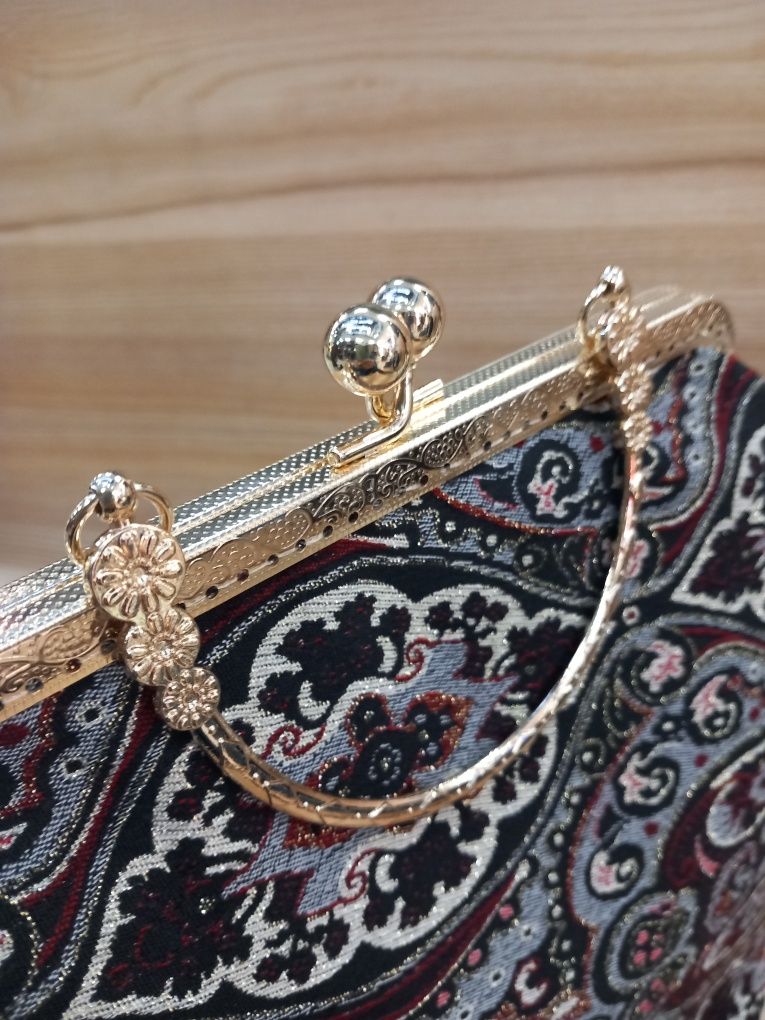 Elegancką torebka z ozdobnym zapięciem I rączką