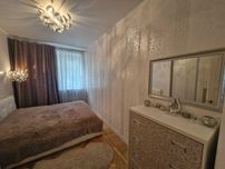 Центр Продам  трехкомнатную сталинку на Пастера ЛД