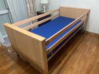 Cama hospitalar, com mesa de apoio e cadeira sanitária