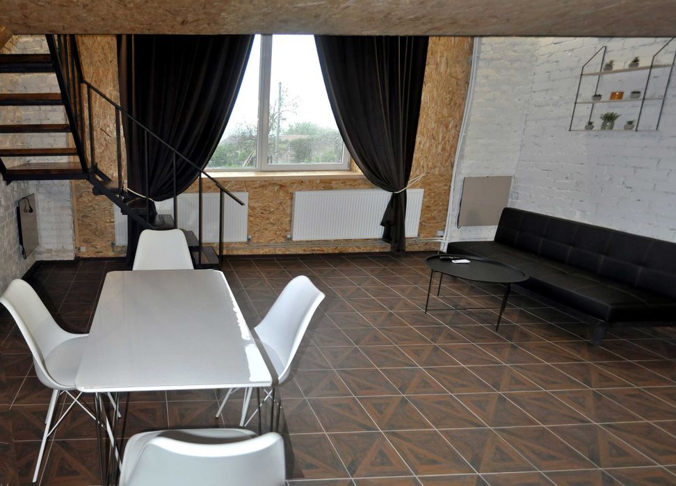 Дворівнева нова квартира подобово, погодино біля Фортеці!