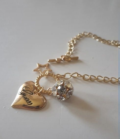 Luksusowa Bransoletka “Guess” – Elegancja i Blask w Jednym!