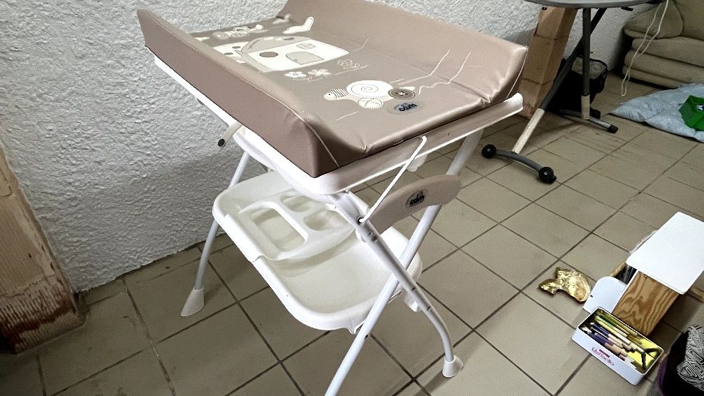 Muda fraldas com banheira CAM