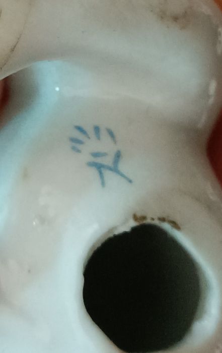 Antigo e pequeno golfinho em porcelana marca capidimonte