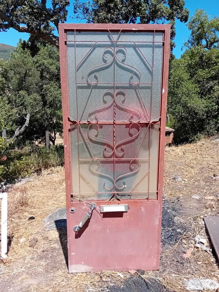 Portas em ferro com postigo para vidro