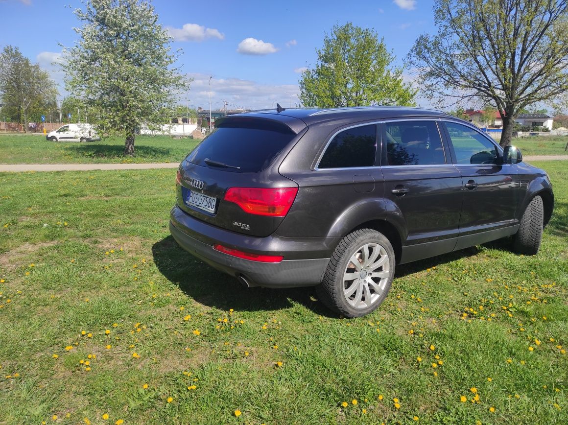 Audi Q7 z bogatym wyposażeniem