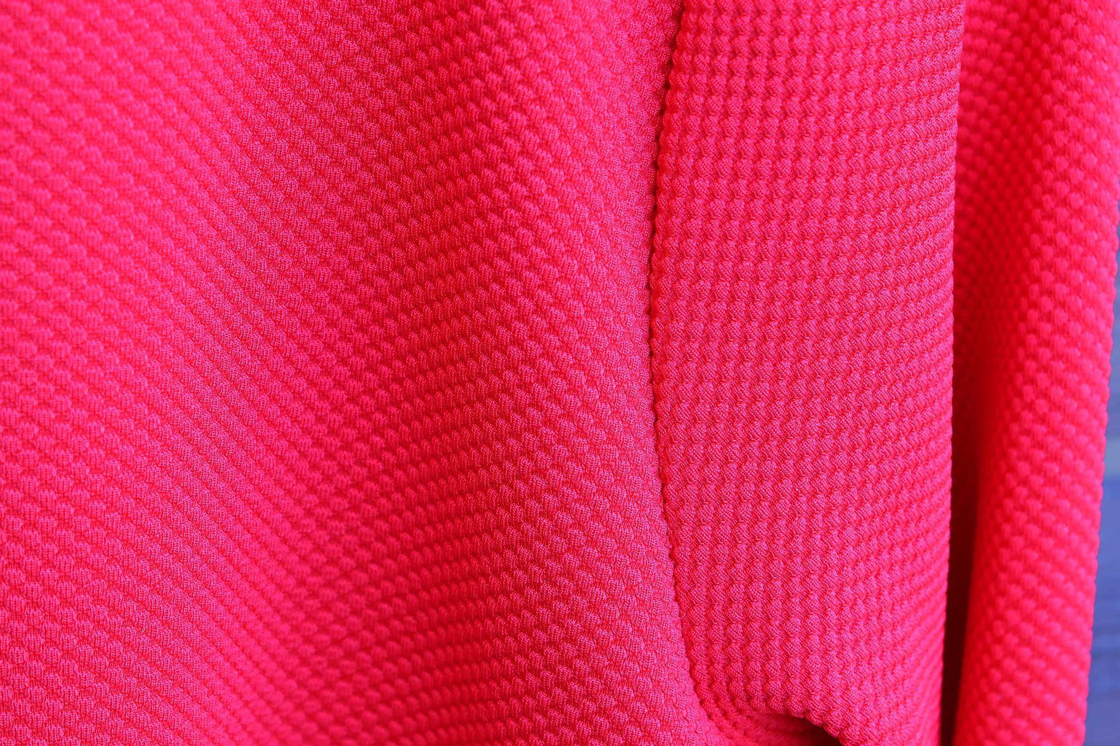 Czerwona bluzka, Reserved