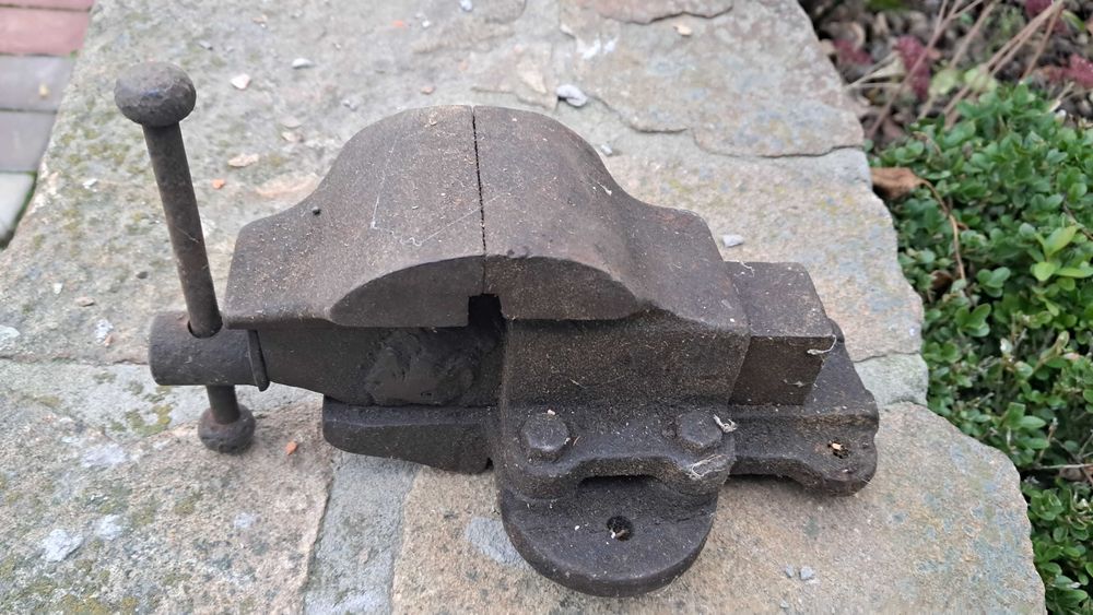 Маленькі лещата, зі звареною тріщиною на фото