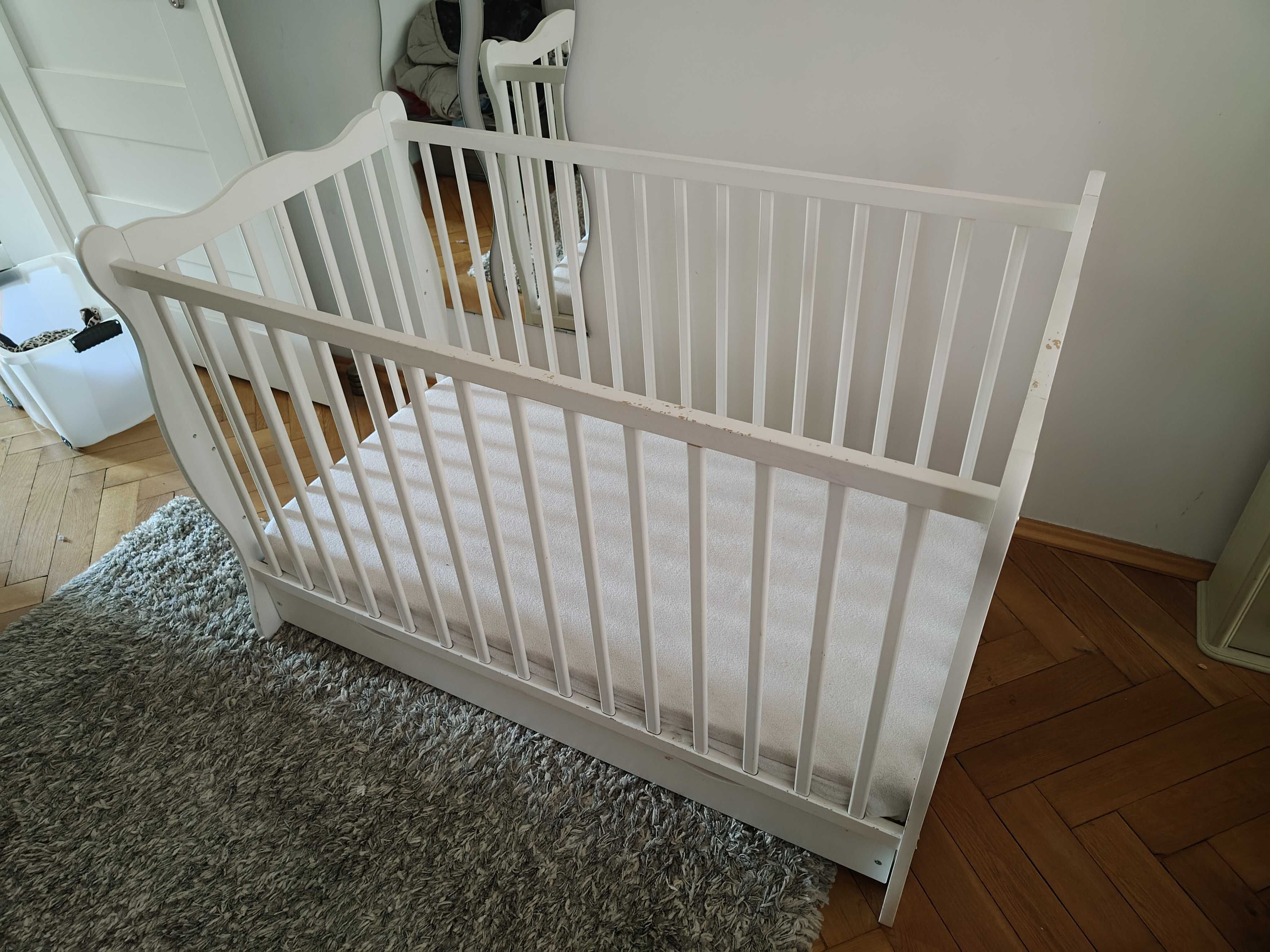 Białe łóżeczko dla dziecka z szufladą