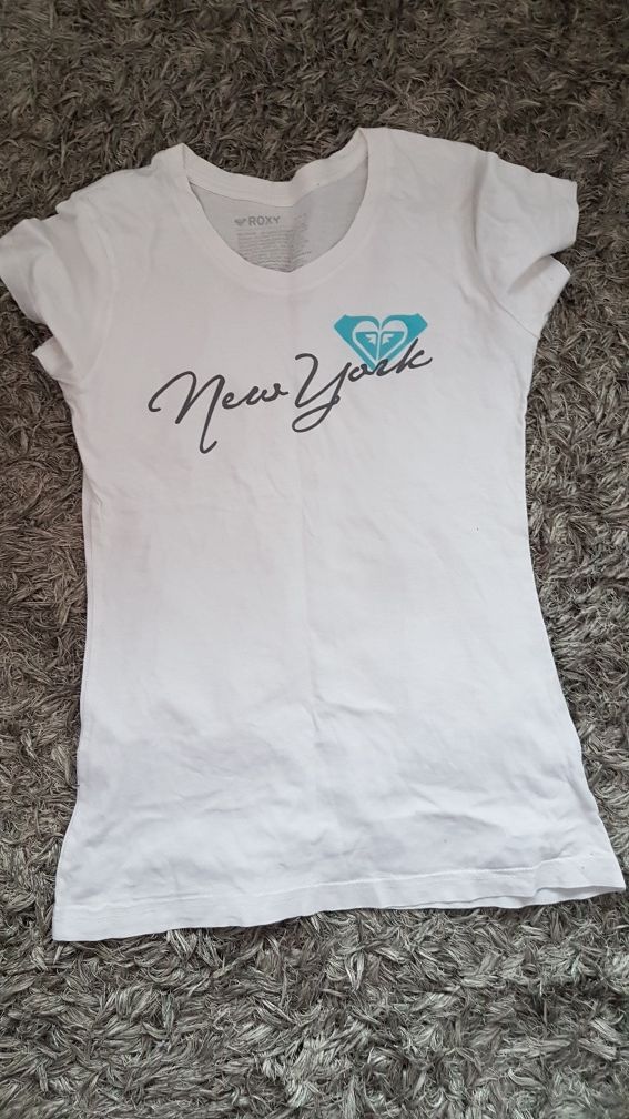 Biały T-shirt z dekoltem w serek z napisem