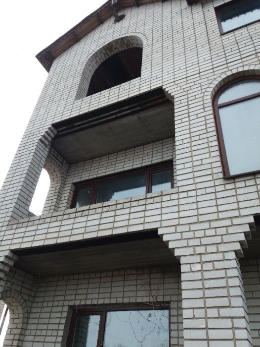 Продаю недостроенный дом в г.Павлограде , без посредников.