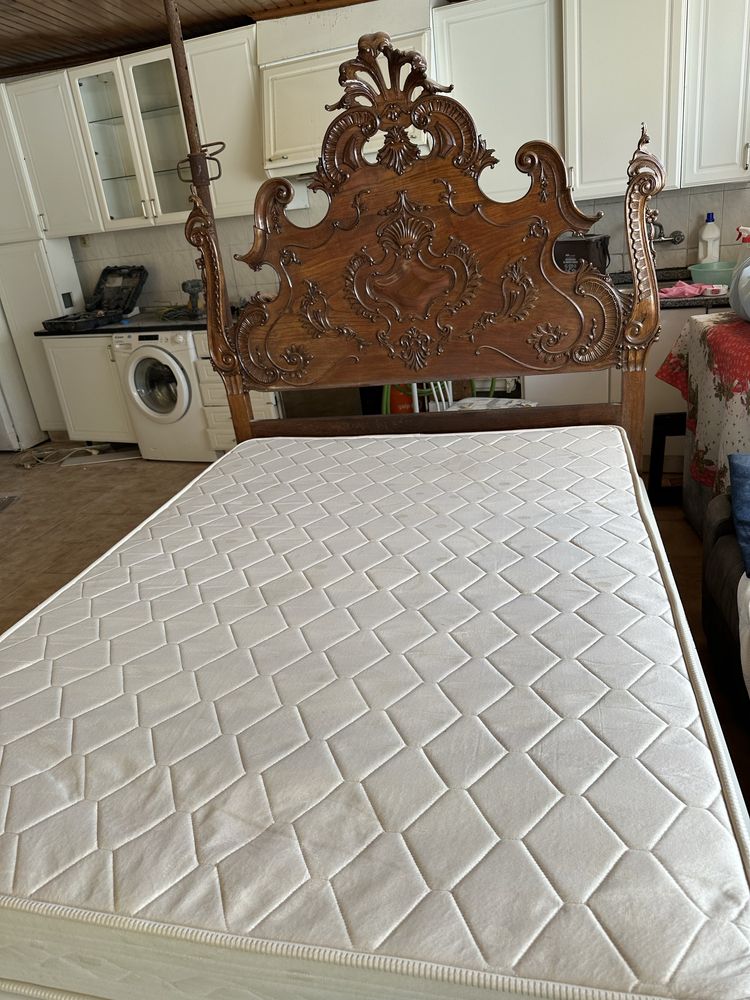 Cama casal em madeira e movel de entrada
