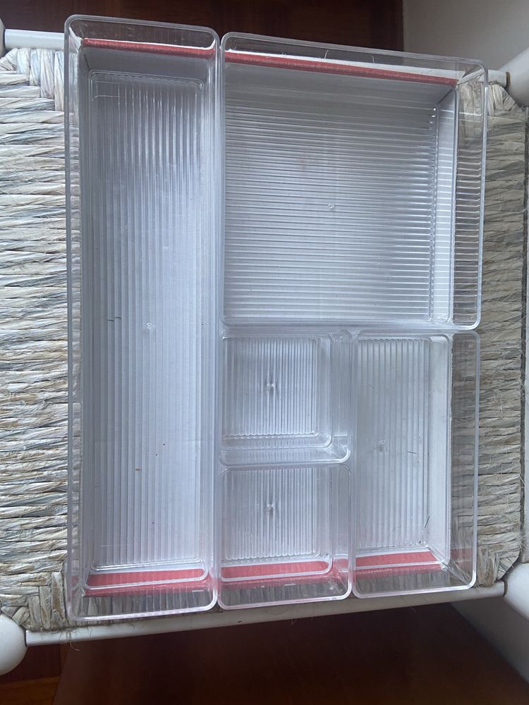Caixa de plastico com cinco divisorias
