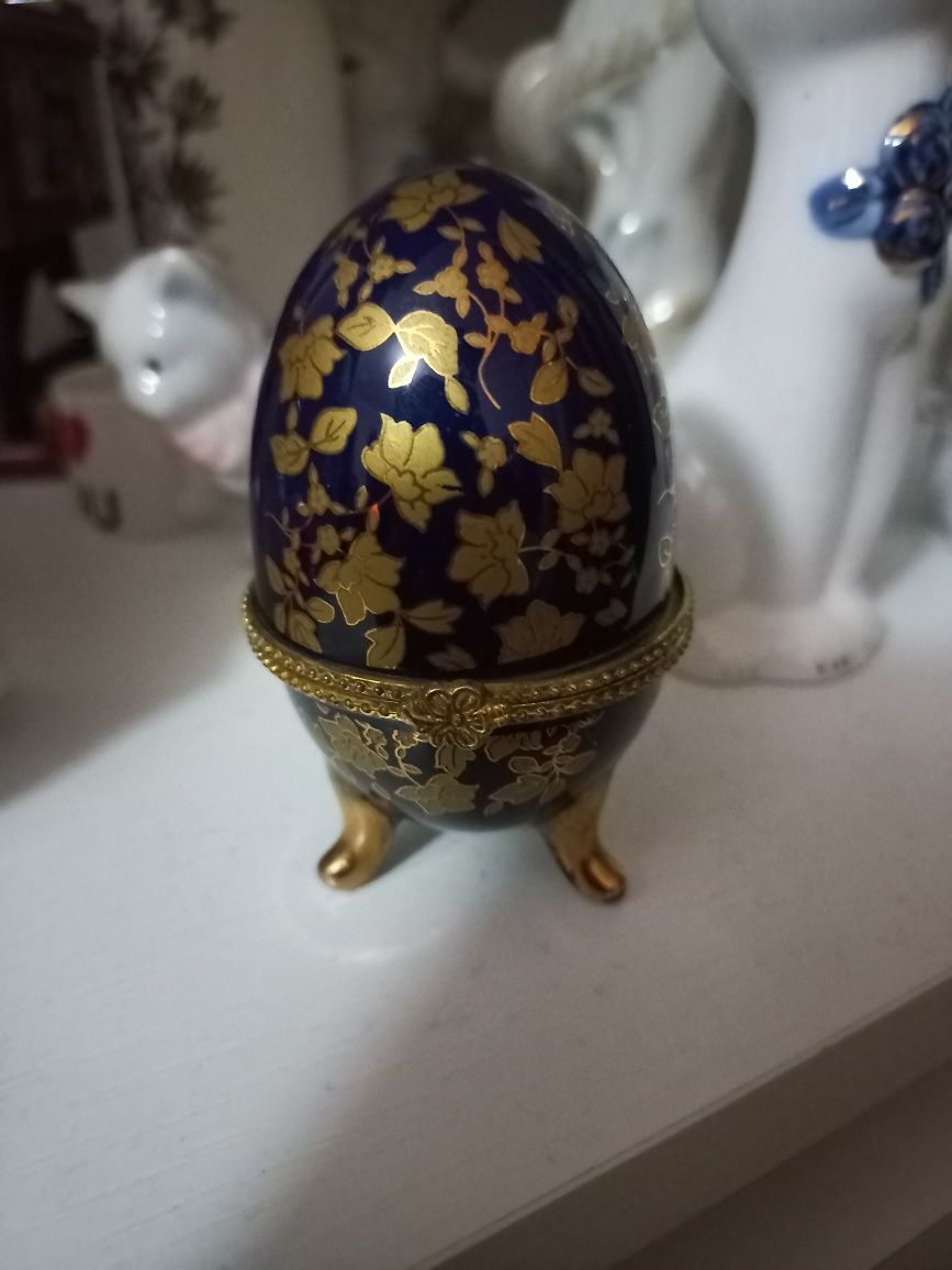 Яйце Фаберже, Колір - глибокий синій із золотим розписом.