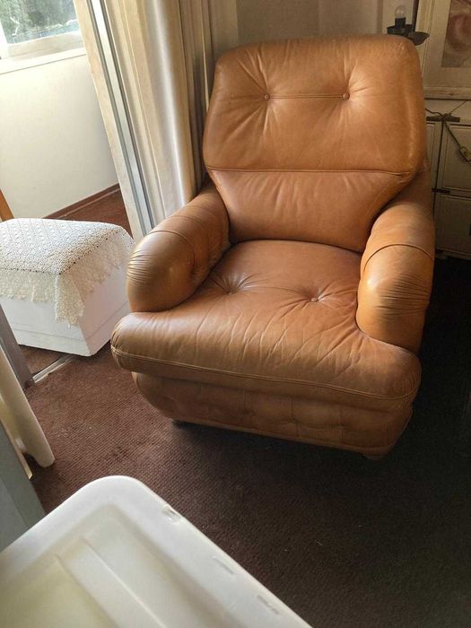 Sofa e poltronas em pele 1 sofa bege e 2 poltronas castanhas