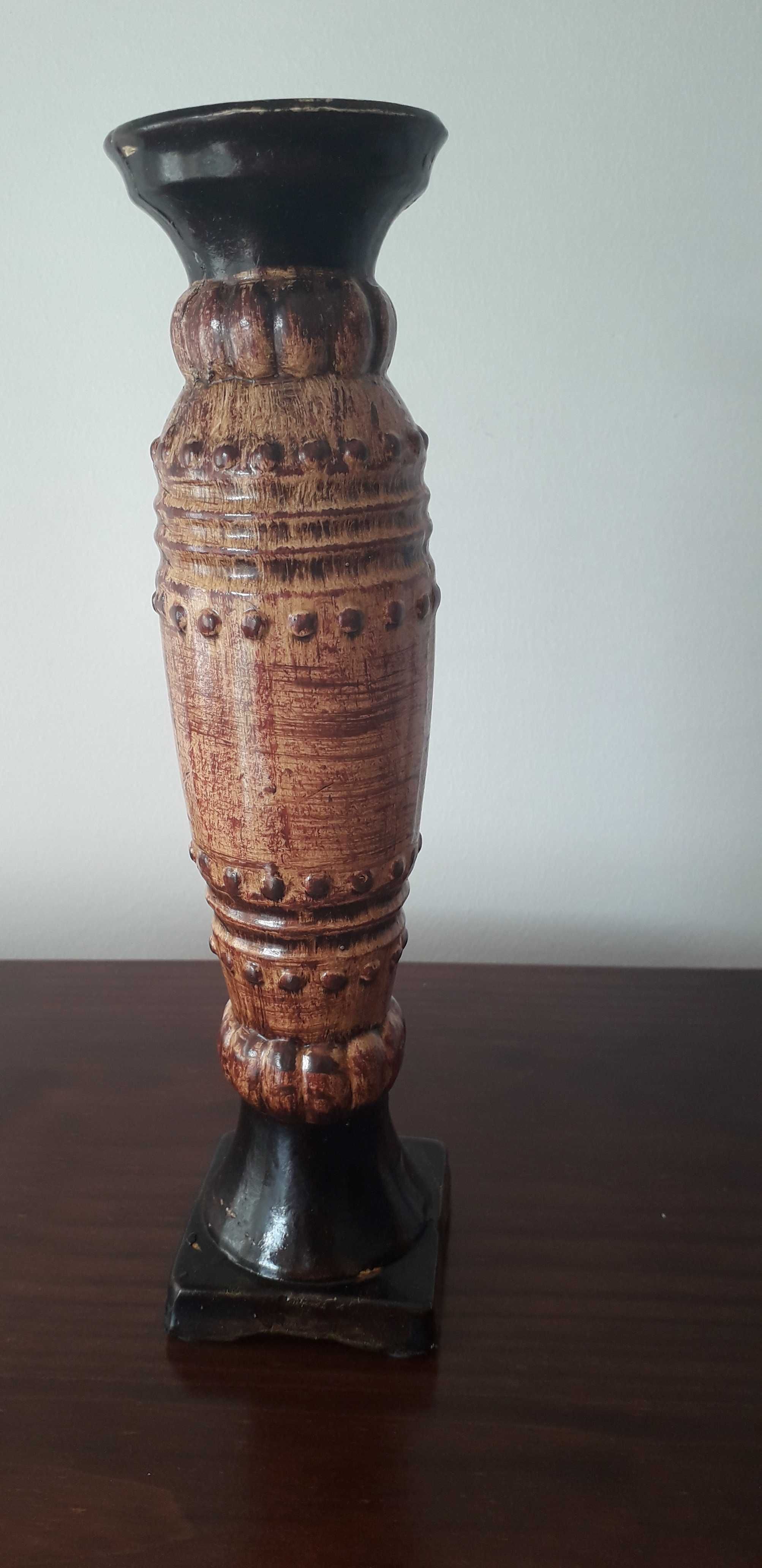 Suporte em madeira artesanal, trabalhada, para velas