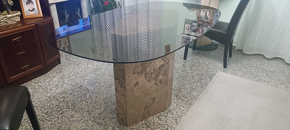 Mesa de vidro com pés de granito