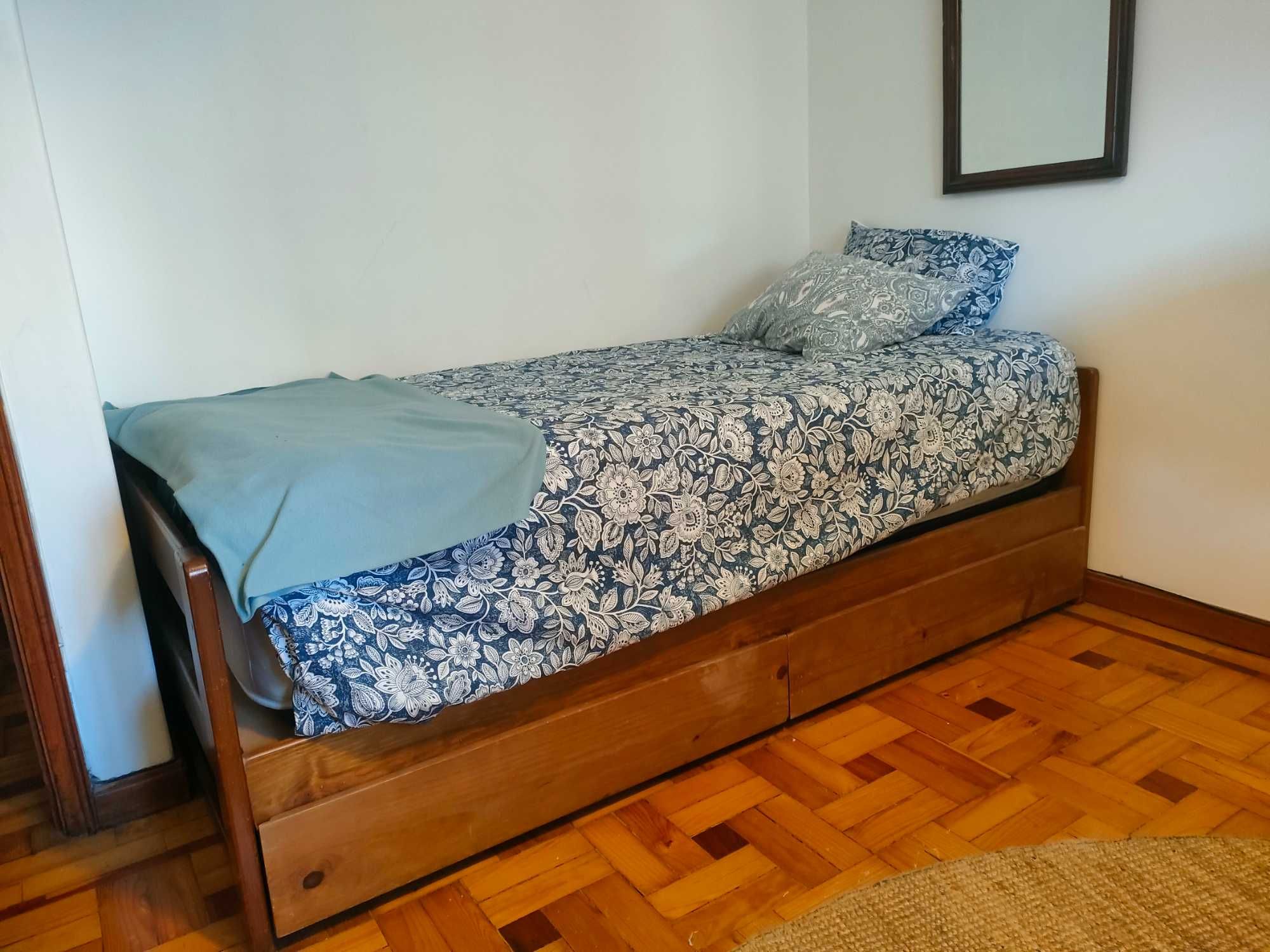 Impecável cama com arrumos