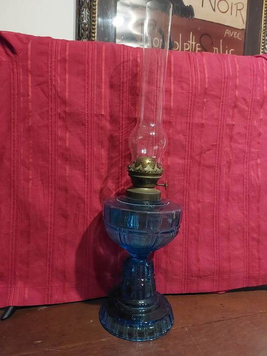 Candeeiro a petróleo em vidro azul original 

Altura - 50cm
Diâm