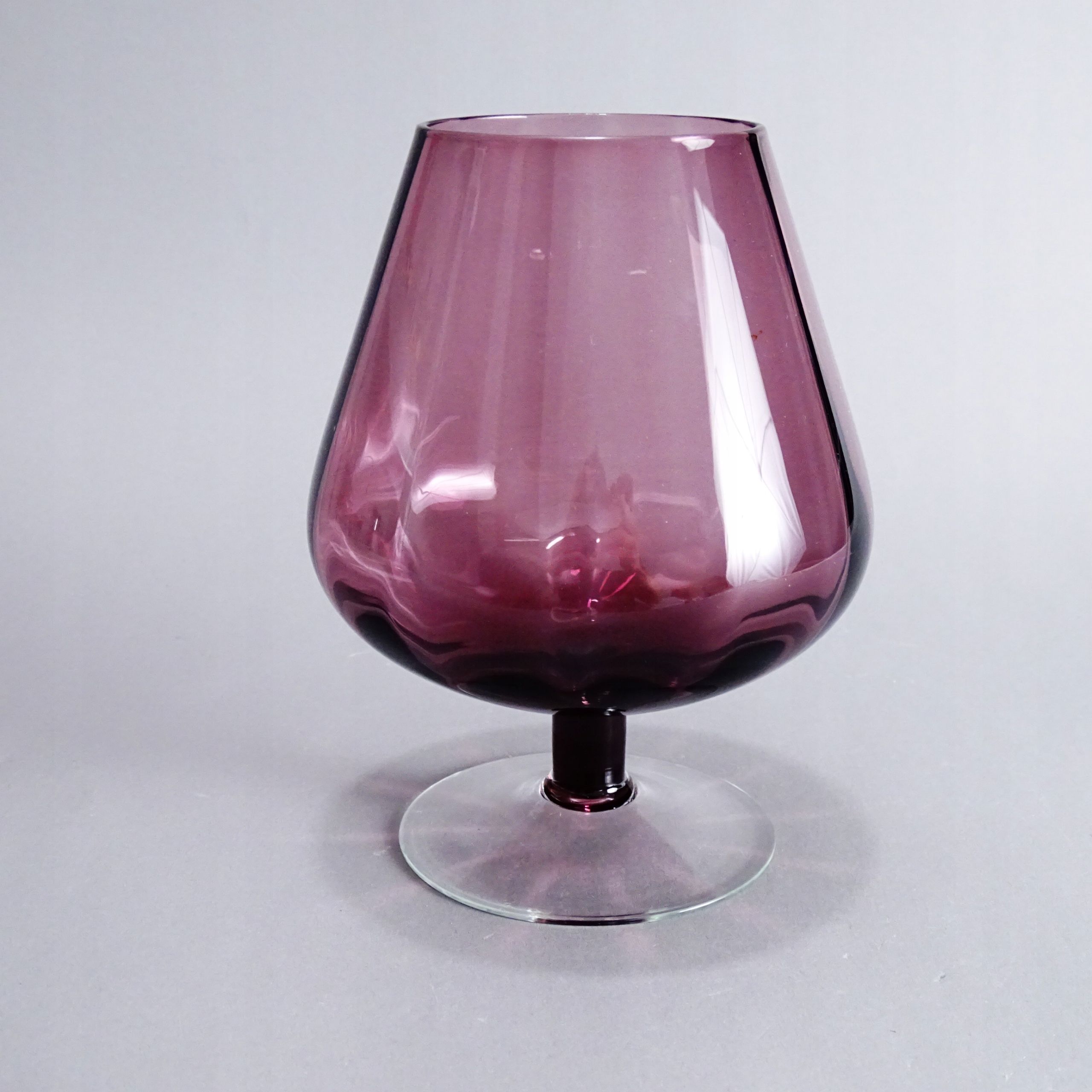 lata 60/70 ręcznie dmuchany fioletowy szklany wazon / kielich